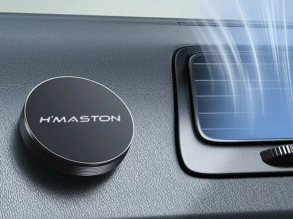 Pulseira de rastreamento H’MASTON no painel de um carro, próximo a uma entrada de ventilação, tecnologia de segurança e monitoramento veicular, acessório usado para proteção e acompanhamento de veículos.