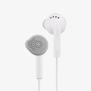 Fone de ouvido branco com design moderno e confortável, ideal para ouvir música com qualidade e praticidade. Perfeito para o dia a dia, viagens e exercícios físicos.