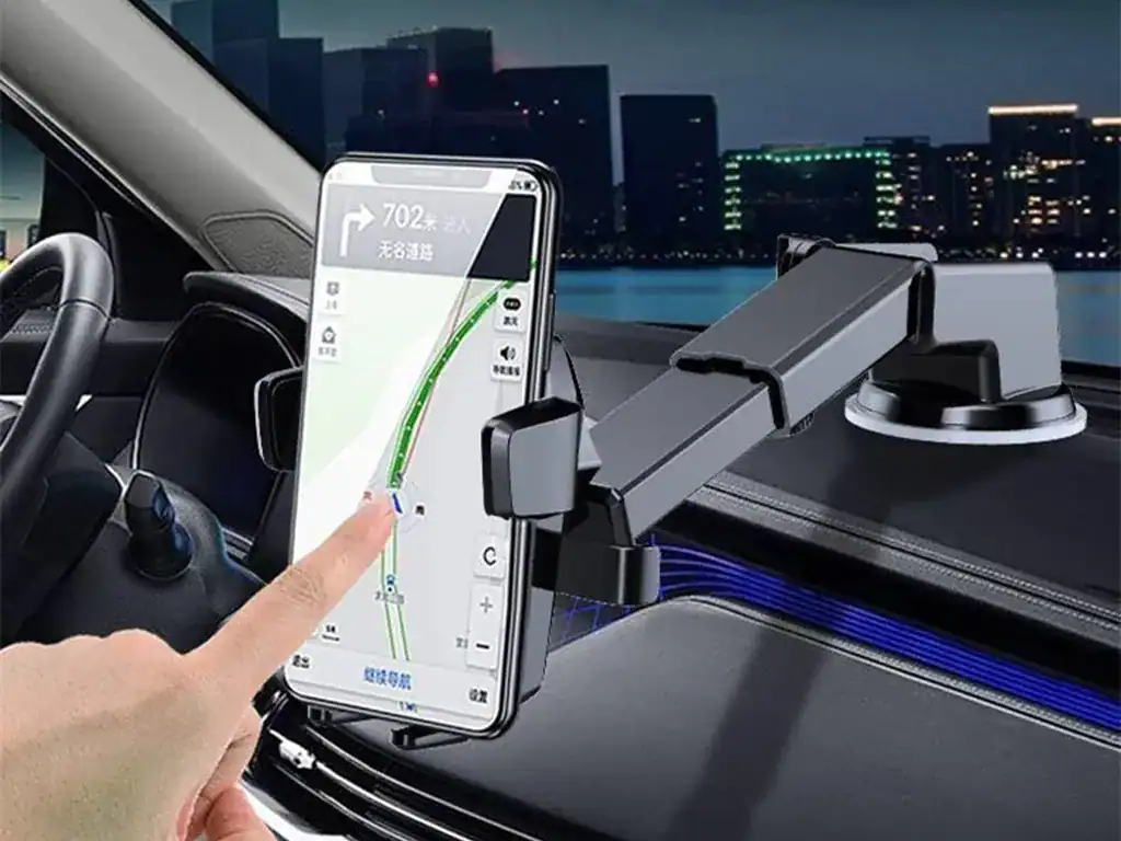 App de navegação com suporte para celular instalada em carro, exibindo GPS em tempo real.