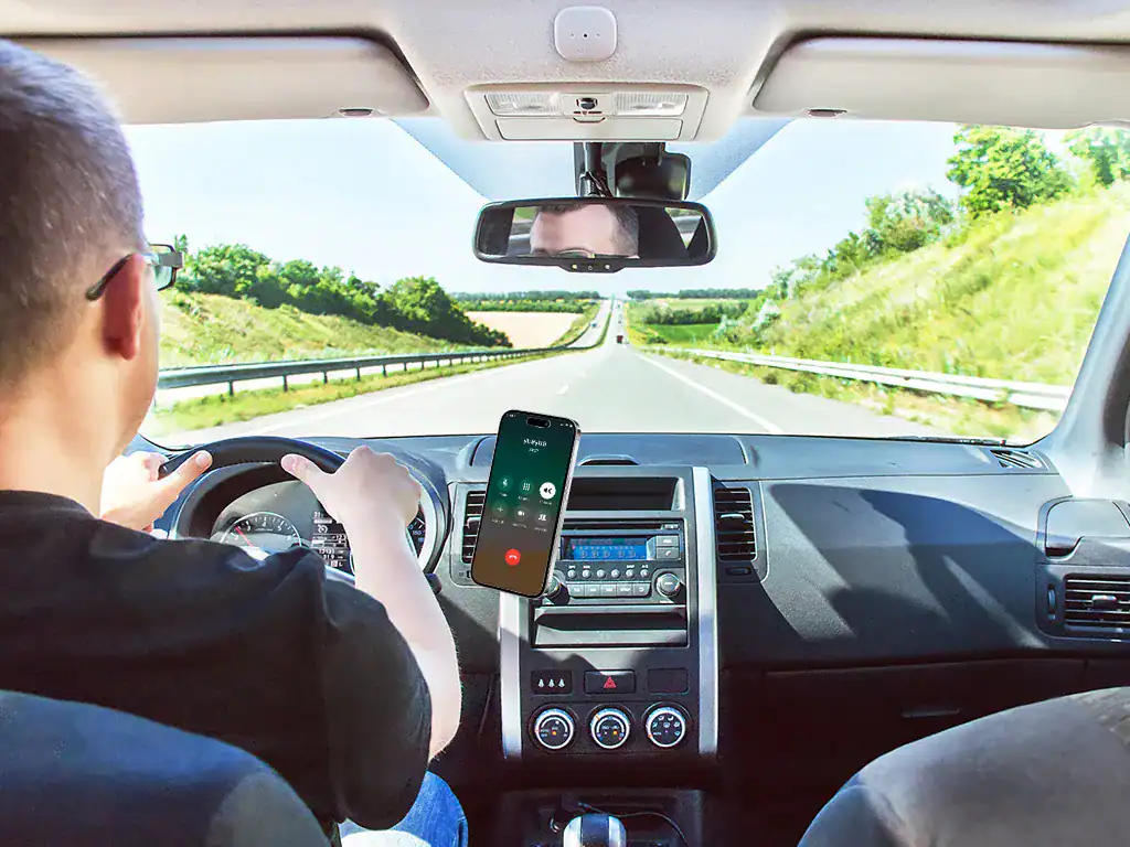 Passeio de carro na estrada, direção segura com motorista jovem, viagem de família ou amigos, viagem de lazer, viagens rodoviárias.
