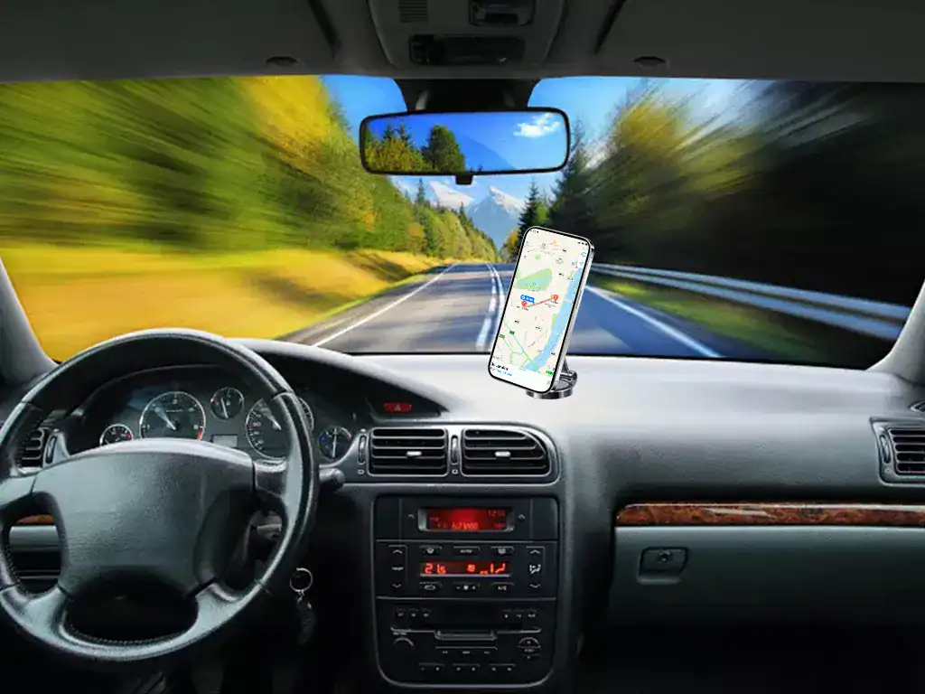 Navegação por GPS em carro durante viagem pela estrada com paisagens naturais ao redor.