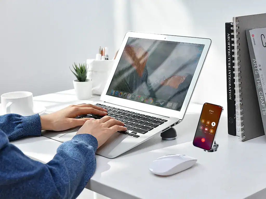 Teclados e notebooks modernos, tecnologia para trabalho e estudo em ambiente de escritório ou home office. Ambiente organizado com acessórios como celular, mouse e livros de design.