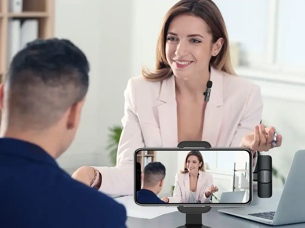 Conferência de negócios, reunião virtual, mulher profissional falando com cliente, ambiente de escritório moderno, uso de smartphone com suporte, comunicação empresarial, empreendedorismo, tecnologia digital.