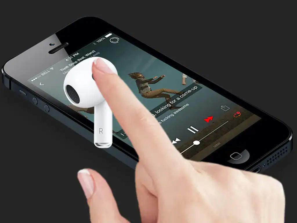 Fone de ouvido sem fio branco, mostrando uma pessoa tocando na tela do smartphone com uma playlist de música.