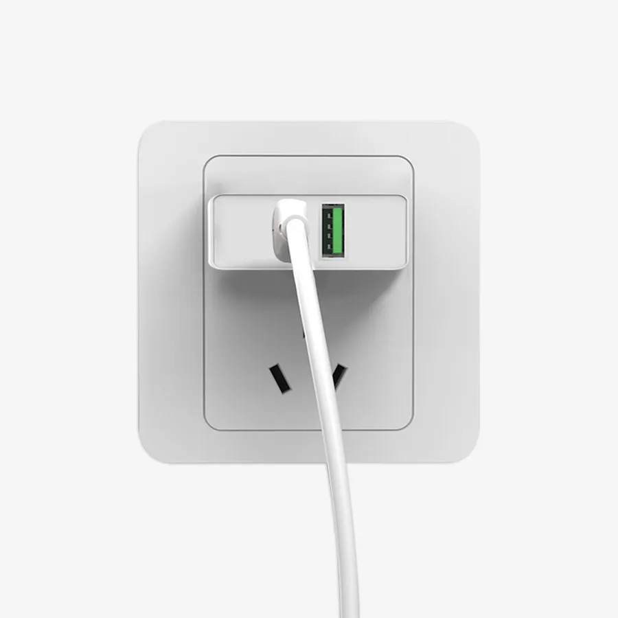 Tomada elétrica com carregador de celular conectado, símbolo de tecnologia e conveniência, ideal para soluções modernas de carregamento de dispositivos móveis.