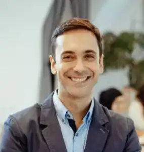 empresário sorridente com os braços cruzados no cargo após vacinação c