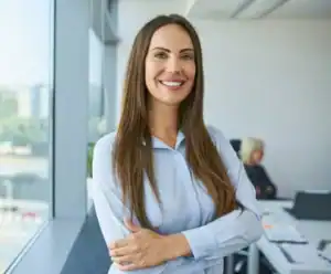 retrato de uma empresária bem sucedida no cargo. empreendedora feliz o