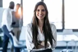 sorrindo jovem empresária olhando para a câmera enquanto está no espaç