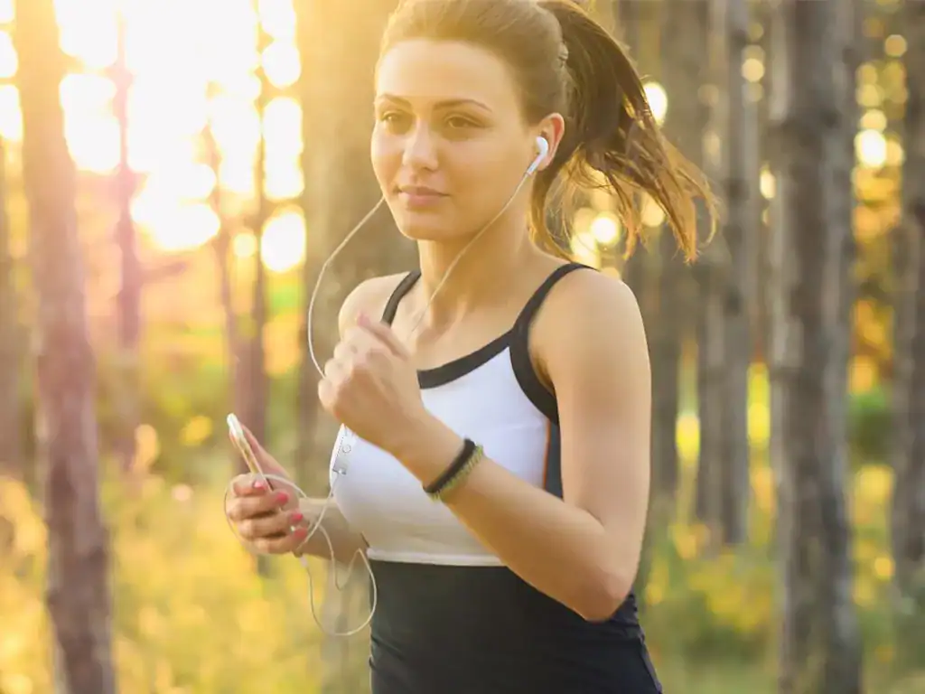 Conjunto esportivo feminino H'MASTON ideal para corrida ao ar livre, praticidade e conforto, perfeito para atividades físicas e rotina moderna.
