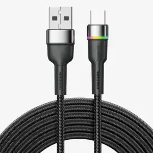 Cabo USB tipo C com acabamento em tecido resistente para carregamento e transferência de dados de alta performance. Design durável e compatível com diferentes dispositivos eletrônicos.