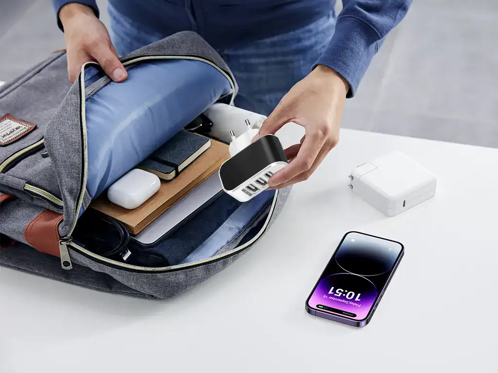 Carregador portátil portátil para viagens, carregando dispositivos eletrônicos em uma mochila.