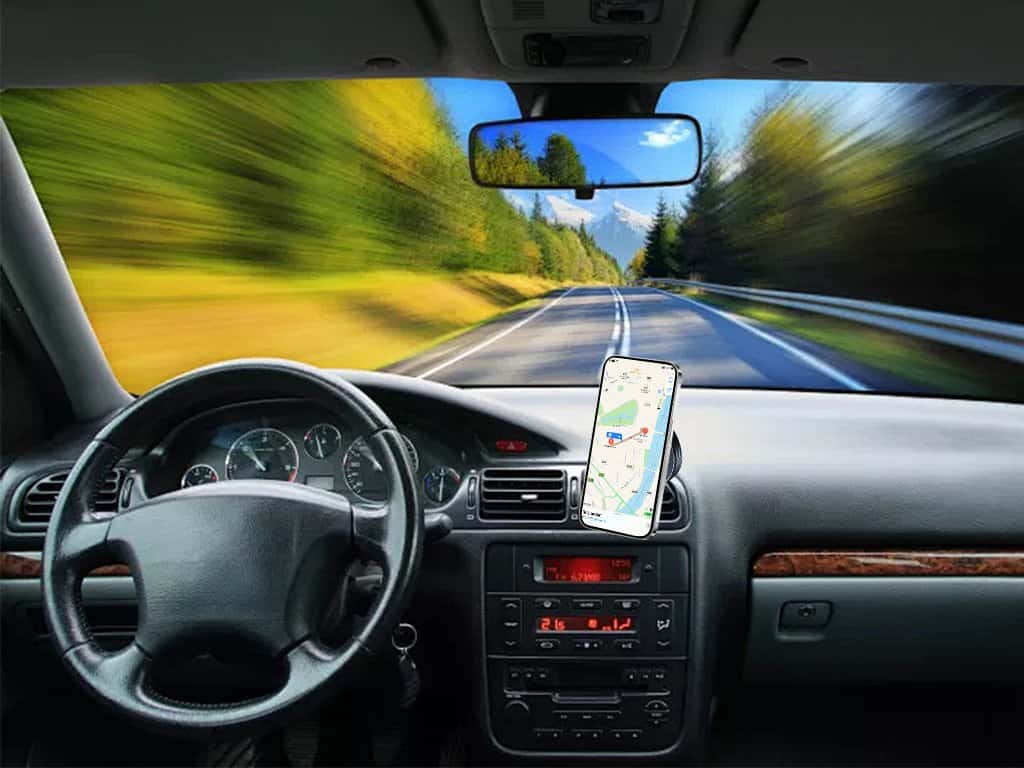 Caminhão dirigindo por rodovia com GPS no painel, estrada e natureza ao fundo, transporte terrestre, navegação veicular, viagem segura.