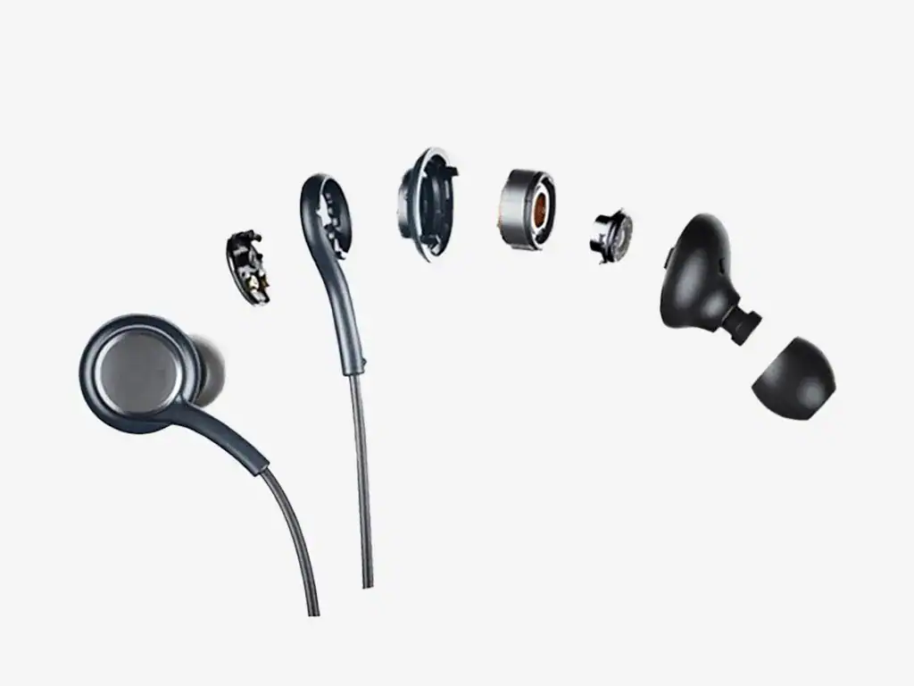 Fone de ouvido esportivo com componentes desmontados, ideal para tecnologia de áudio avançada.
