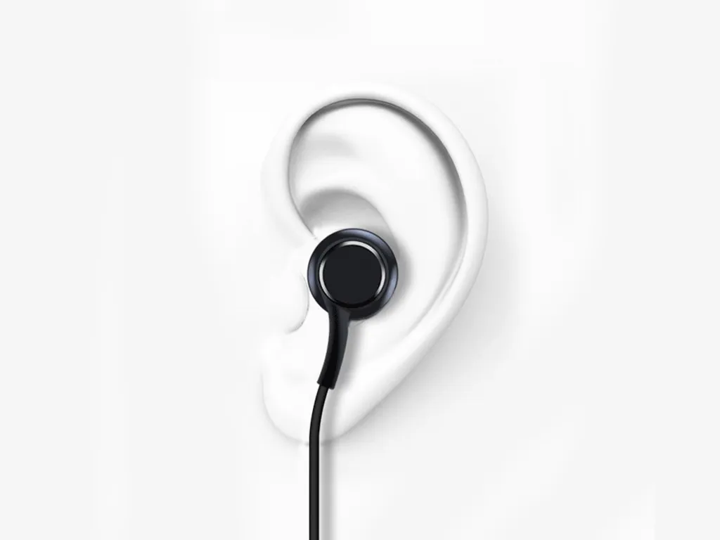 Fone de ouvido intra-auricular preto com cabos, ideal para prática de esporte e uso diário, com design ergonômico e alta qualidade de som para uma experiência sonora imersiva.