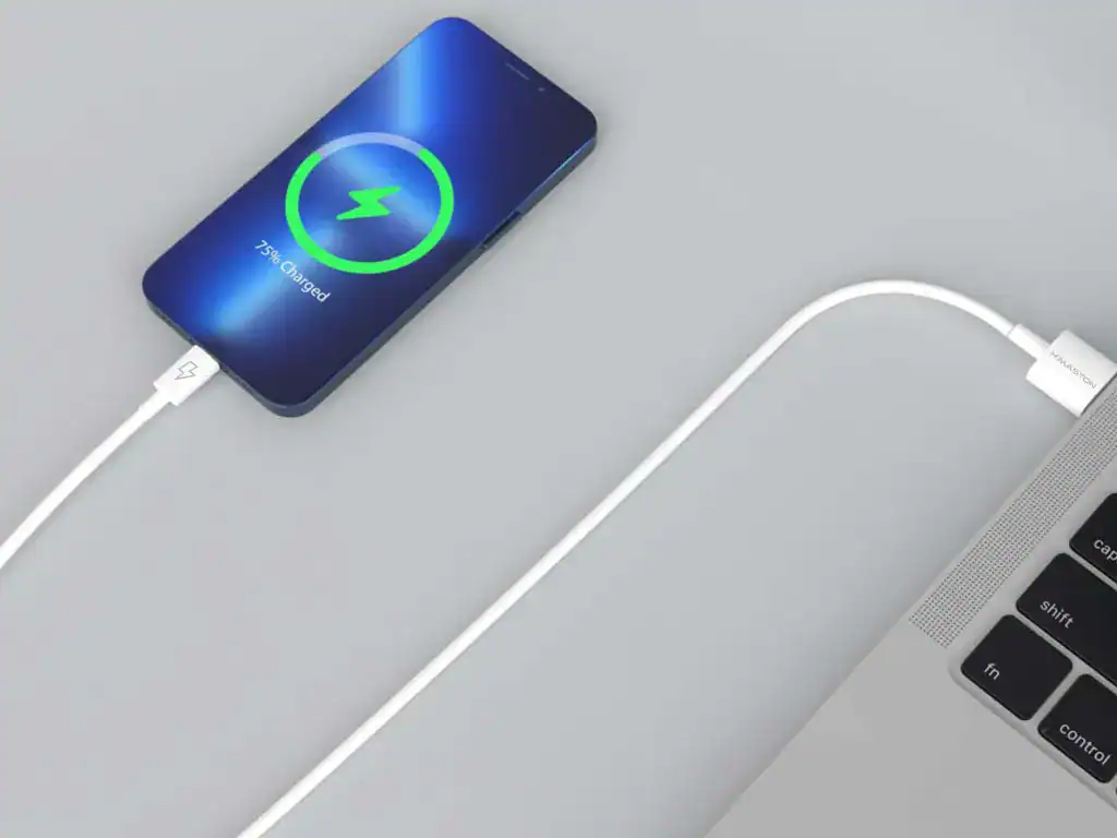 Carregador portátil para smartphones em uso, carregando dispositivo com energia rápida, conexão USB-C, ideal para manter seu celular sempre carregado.