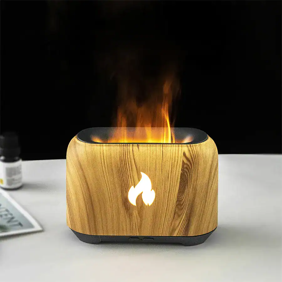 Aromatizador com luz de chama, difusor de aromas e iluminação LED de destaque, ideal para criar ambiente aconchegante e relaxante. Produto de alta qualidade, perfeito para decorar e aromatizar sua casa ou escritório.