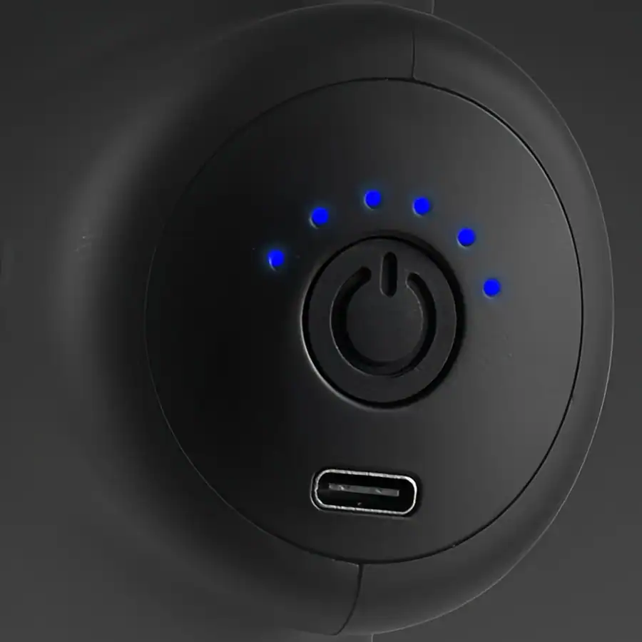 Bateria portátil preta com indicador de carga azul e porta USB para carregamento de dispositivos móveis. Design compacto e funcional, ideal para uso em viagens e emergências.