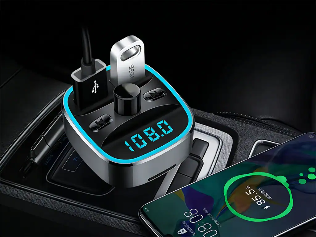 Carregador veicular inteligente com porta USB, monitor digital e controle de energia, ideal para manter dispositivos carregados durante viagens de carro.