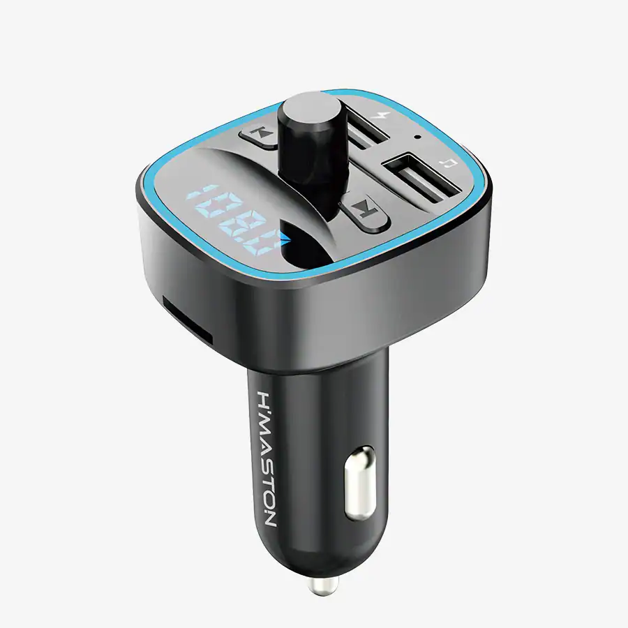 Carregador veicular H'MASTON com tela digital, portas USB e controle de energia, ideal para carregar dispositivos móveis com eficiência e segurança.