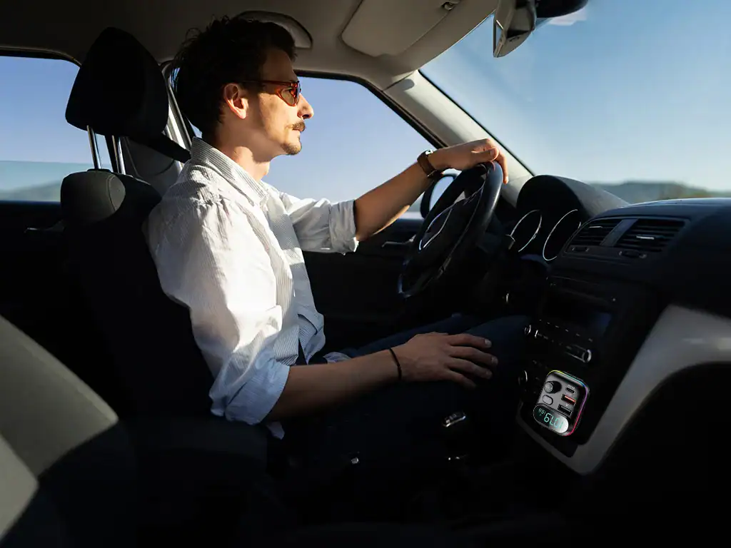 Homem dirigindo carro na HMaston, conforto e segurança ao volante.