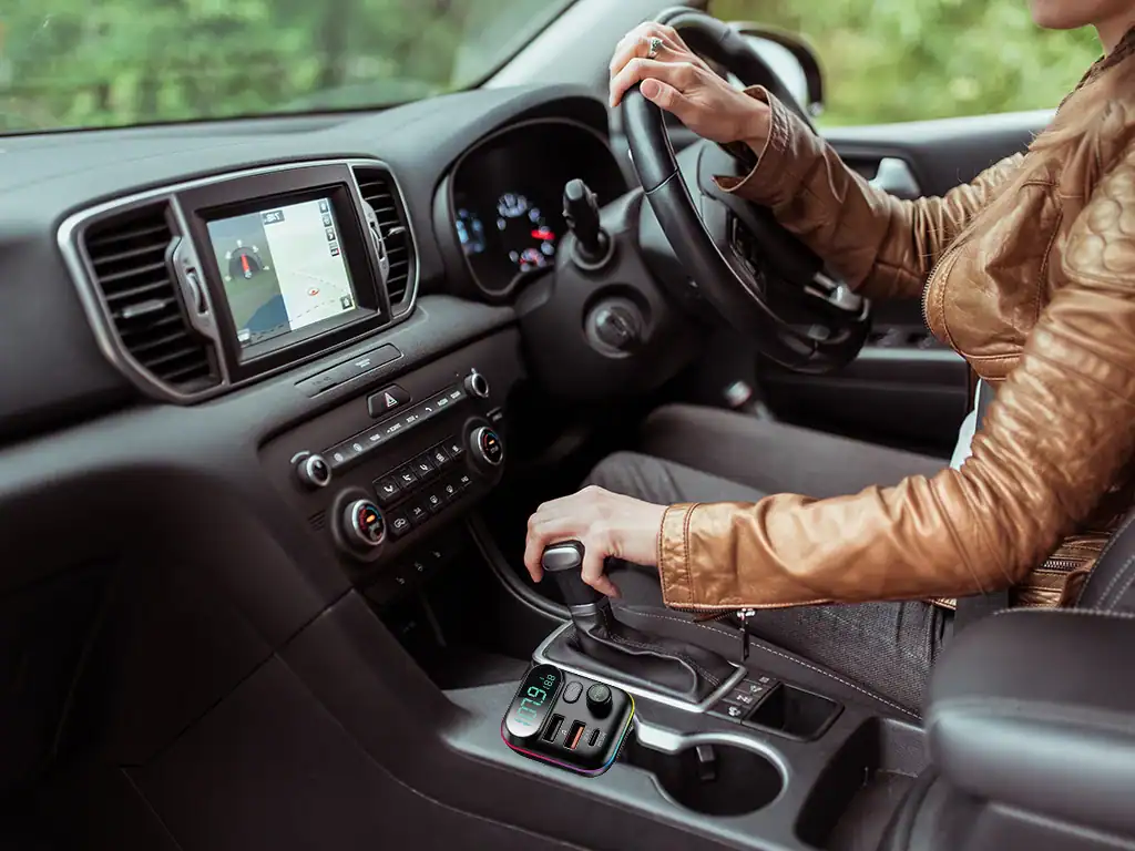 Automóvel equipado com sistema de navegação e controle de velocidade.